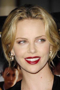 Charlize Theron Elah Vadisi'nde Premiere için gelenler, Arclight Hollywood Sineması, Los Angeles, Ca, Eylül 13, 2007. Fotoğraf: Michael Germana / Everett Koleksiyonu