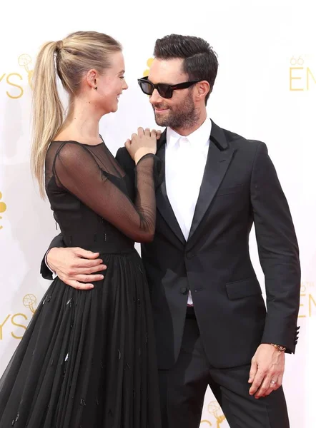 Behati Prinsloo Adam Levine Primetime Emmy Ödülleri Için Gelenler 2014 — Stok fotoğraf