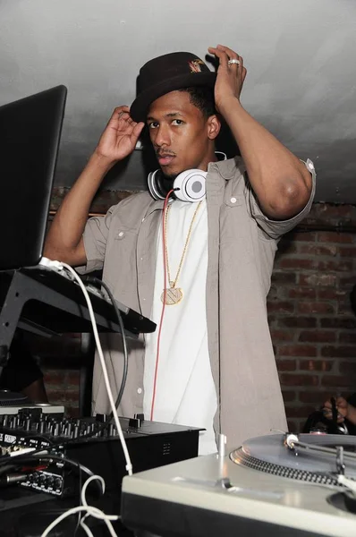 Nick Cannon, Konuk D.J., Bamboo Restaurant ve Nteclub, East Hampton dışarı ve hakkında ünlü candids Hamptons içinde-Cts, Long Island, NY Temmuz 3, 2010. Fotoğraf: Rob Rich/Everett Collection