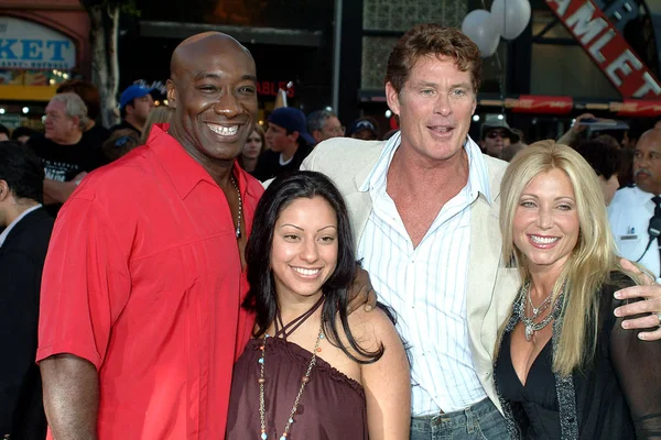 Michael Clarke Duncan, karısı, David Hasselhoff, Savaş Worlds Premiere, Grauman ' 's Çin Tiyatrosu, Los Angeles, CA, Haziran 27, 2005 için gelenler de eşi. Fotoğraf: Tony Gonzalez/Everett Collection
