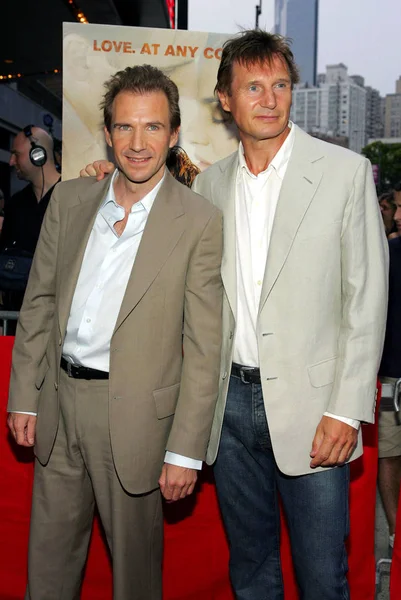 Ralph Fiennes Liam Neeson Arrivals Constant Gardener Premiere Loews Lincoln — Foto de Stock