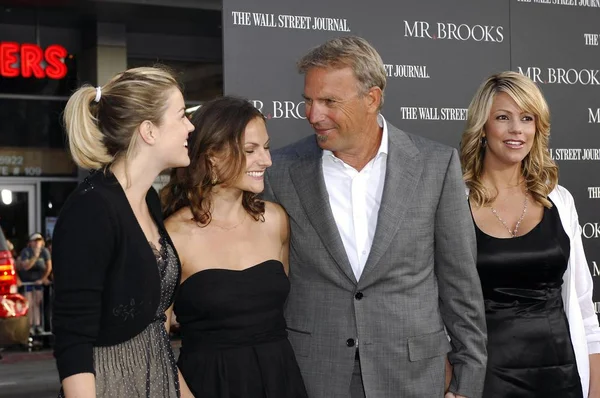 Kevin Costner Christine Baumgartner Lily Annie Vid Ankomst Till Brooks — Stockfoto