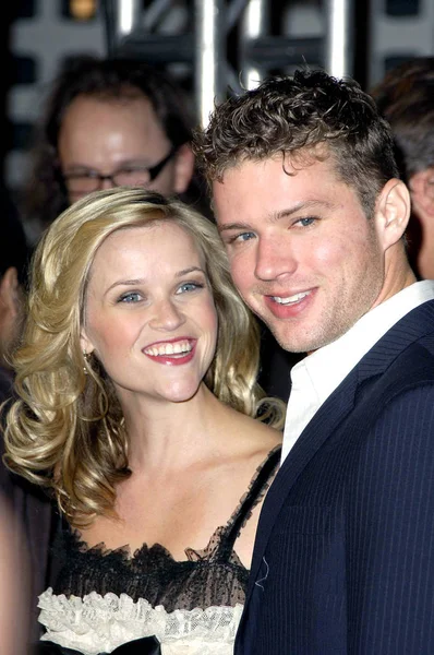 Reese Witherspoon Ryan Phillippe Bij Aankomsten Voor Lopen Lijn Première — Stockfoto