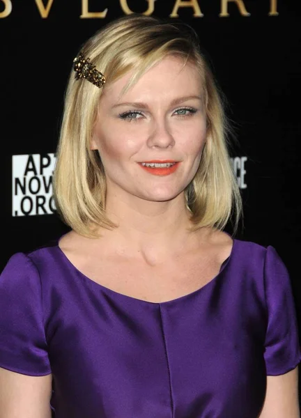 Kirsten Dunst Při Příjezdu Bvlgari Zachrání Děti Umělce Pro Benefici — Stock fotografie