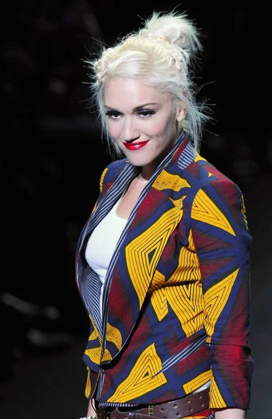 Gwen Stefani Auf Dem Laufsteg Für Frühjahr Sommer 2011 Modepräsentation — Stockfoto