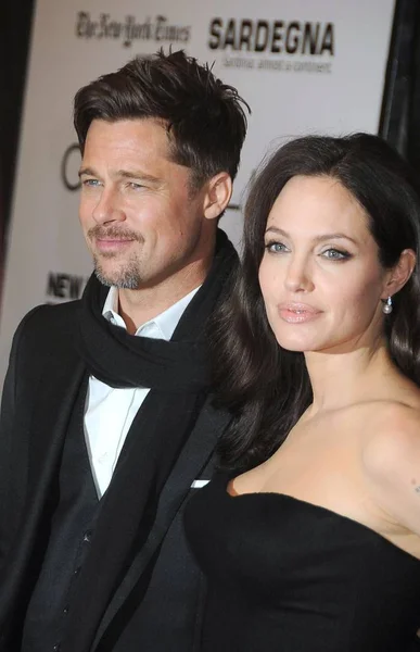 Brad Pitt Angelina Jolie Indossa Gli Orecchini Mikimoto Agli Arrivi — Foto Stock