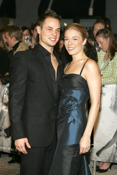 Leann Rimes Dean Sheremet Las Llegadas Para Walk Line Premiere — Foto de Stock