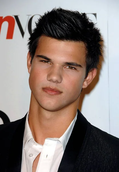 Taylor Lautner Bei Der Ankunft Zur Siebten Jährlichen Teen Vogue — Stockfoto