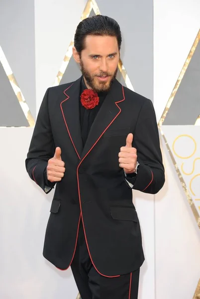 Jared Leto Obleku Gucci Při Příjezdu Akademie Awards Oscarů 2016 — Stock fotografie