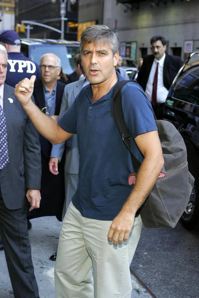 George Clooney Bei Der Ankunft Für Die Späte Show Mit — Stockfoto