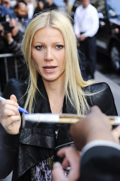 Gwyneth Paltrow Visits Good Morning America Out Celebrity Candids Friday — стоковое фото