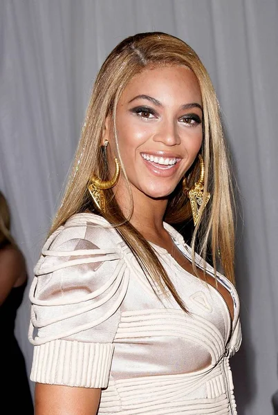 Beyonce Knowles Wearing Lorraine Schwartz Earrings Arrivals 522Nd Annual Grammy — стоковое фото