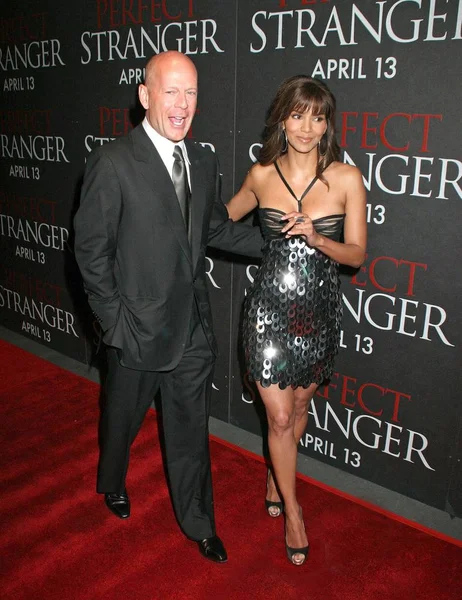 Bruce Willis Halle Berry Agli Arrivi Perfect Stranger Premiere Ziegfeld — Foto Stock