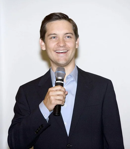 Tobey Maguire Binnen Voor Jonge Geitjes Bezoek Tobey Maguire Bij — Stockfoto