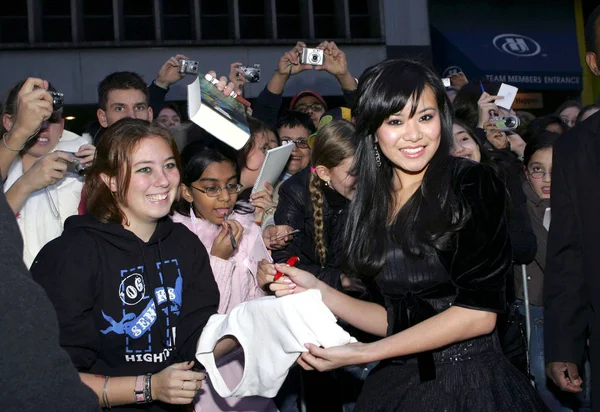 Katie Leung Fans Arrivals Harry Potter Goblet Fire Estreno Ziegfeld — Foto de Stock