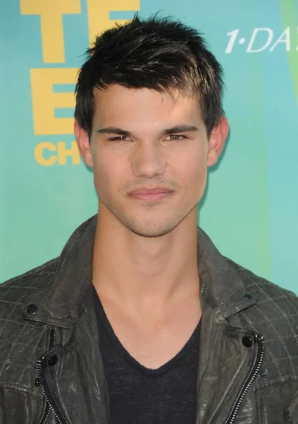 Taylor Lautner Bij Aankomsten Voor 2011 Teen Choice Awards Aankomsten — Stockfoto