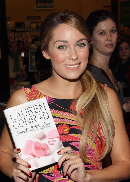 Lauren Conrad Store Appearance Lauren Conrad Sweet Little Lies Book — 图库照片