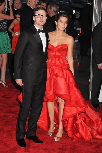 Justin Timberlake Wearing William Rast Jessica Biel Wearing Atelier Versace — Stock Photo, Image