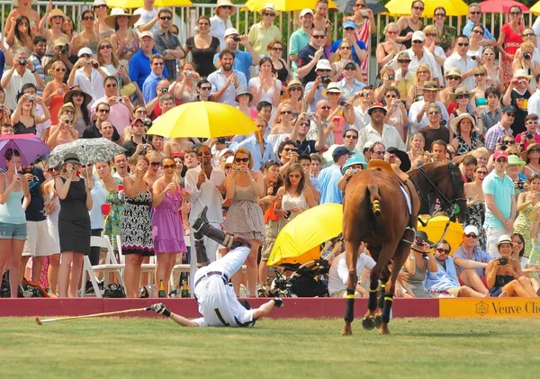 Princ Harry Vyhoštěný Svého Koně Veřejném Vystoupení 2010 Veuve Clicquot — Stock fotografie