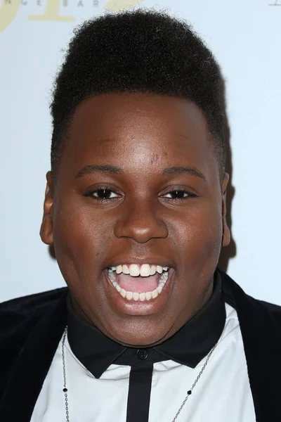 Alex Newell Przy Przyjazdów Kindred Fundacja Przyjęcia Prezentuje Inauguracji Fundraiser — Zdjęcie stockowe