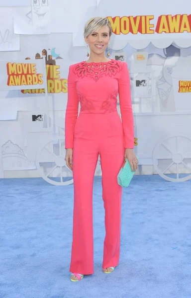 Scarlett Johansson Wearing Zuhair Murad Jumpsuit Arrivals Mtv Movie Awards — Stock Photo, Image