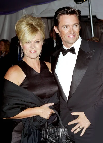 Actor Hugh Jackman ve eşi Deborra-Lee Furness New York 'ta met Nisan 26, 2004 yılında yılın kostüm Enstitüsü partisi 'ne geliyor. (Matthew Peyton/Everett Collection tarafından fotoğraf)