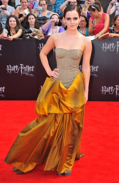 Emma Watson Bir Bottega Veneta Elbisesi Giyiyor Harry Potter Ölüm — Stok fotoğraf