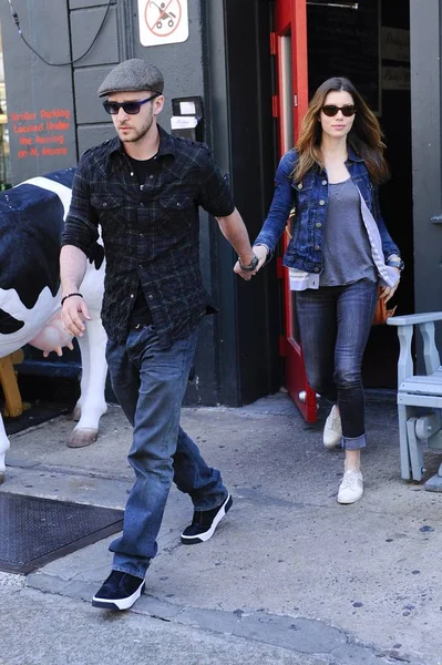 Justin Timberlake Jessica Biel Leave Tribeca Restaurant Out Celebrity Candids — стоковое фото