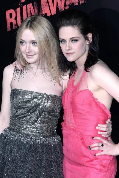 Dakota Fanning Kristen Stewart Arrivals Runaways Premiere Arclight Hollywood Cinerama —  Fotos de Stock