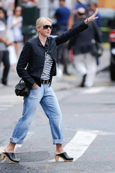 Naomi Watts Portant Des Sabots Suédois Hasbeens Appelle Taxi Noho — Photo