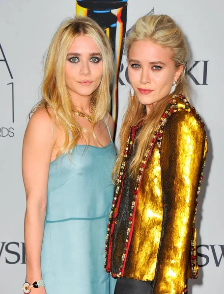 Ashley Olsen Wearing Row Mary Kate Olsen Wearing Chanel Jacket — Stock Photo, Image