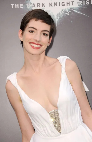 Anne Hathaway Las Llegadas Para Dark Knight Rises Estreno Amc —  Fotos de Stock