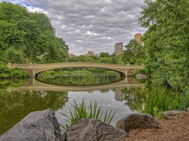 Central Park, New York City, öbür tarafa The Lake bulunan bir dökme demir köprü yay köprüdür 