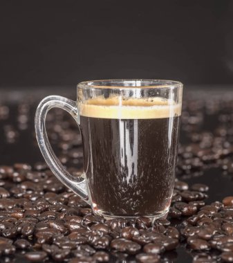 Neredeyse kaynar su ince çekilmiş kahve çekirdekleri ile baskı altında küçük bir miktar zorlayarak demlenmiş kahve espresso olduğunu