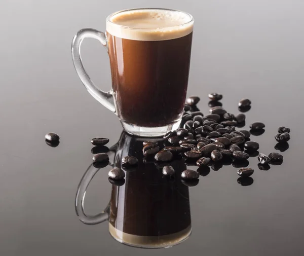 エスプレッソはコーヒーほとんど細かく挽いたコーヒー豆を圧力で熱湯の量が少ない — ストック写真