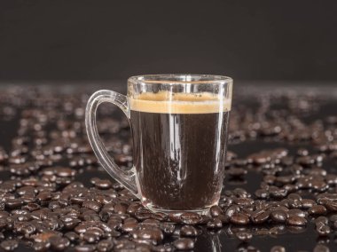 Neredeyse kaynar su ince çekilmiş kahve çekirdekleri ile baskı altında küçük bir miktar zorlayarak demlenmiş kahve espresso olduğunu
