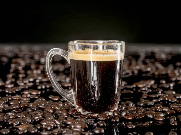 Эспрессо Кофе Варится Заставляя Небольшое Количество Почти Кипящей Воды Давлением — стоковое фото