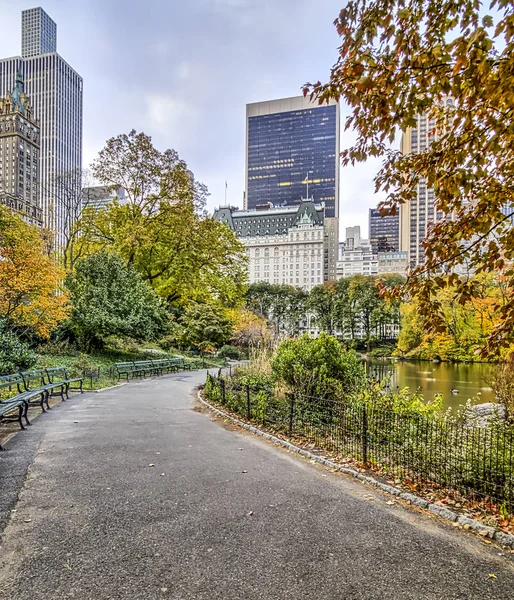 秋のセントラル パーク ニューヨーク シティ プラザ ホテル — ストック写真