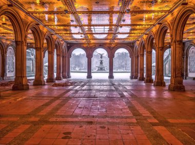 Bethesda Teras ve Çeşme New York'taki Central Park'ta The Lake bakar.