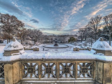 Bethesda Teras ve Çeşme New York'taki Central Park'ta The Lake bakar.