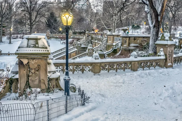 贝塞斯达露台和喷泉忽视在纽约城的中央公园湖 — 图库照片