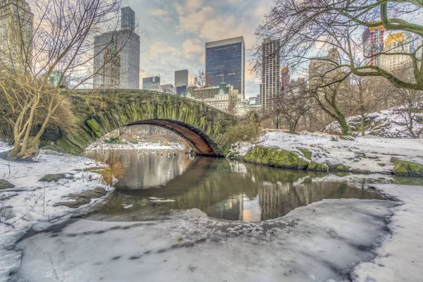 Central Park New York City Gapstow Mostě Sněhové Bouři — Stock fotografie