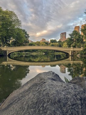 Central Park, New York City, öbür tarafa The Lake bulunan bir dökme demir köprü yay köprüdür 