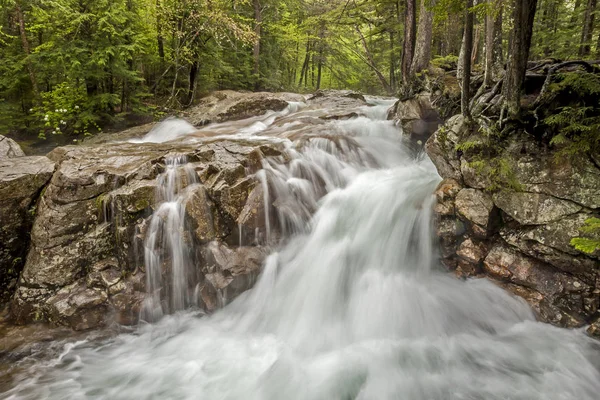 Vita Bergen New Hampshire Vattenfall Slutet Sommaren — Stockfoto