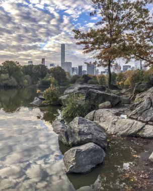 Gölde Güz sabahın erken saatlerinde Central Park, New York City 