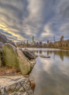 Gölde kış sabahın erken saatlerinde Central Park, New York City 