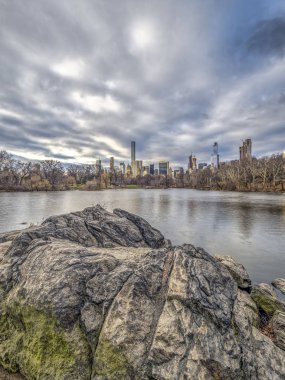 Gölde kış sabahın erken saatlerinde Central Park, New York City 