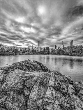 Gölde kış sabahın erken saatlerinde Central Park, New York City 