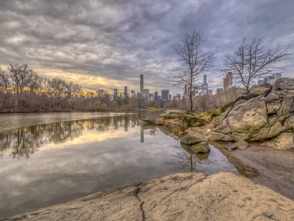 Gölde Kış Sabahın Erken Saatlerinde Central Park New York City — Stok fotoğraf