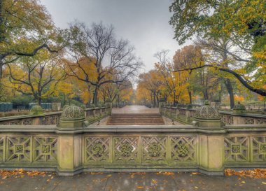 Central Park Alışveriş Merkezi geçit orta aracılığıyla